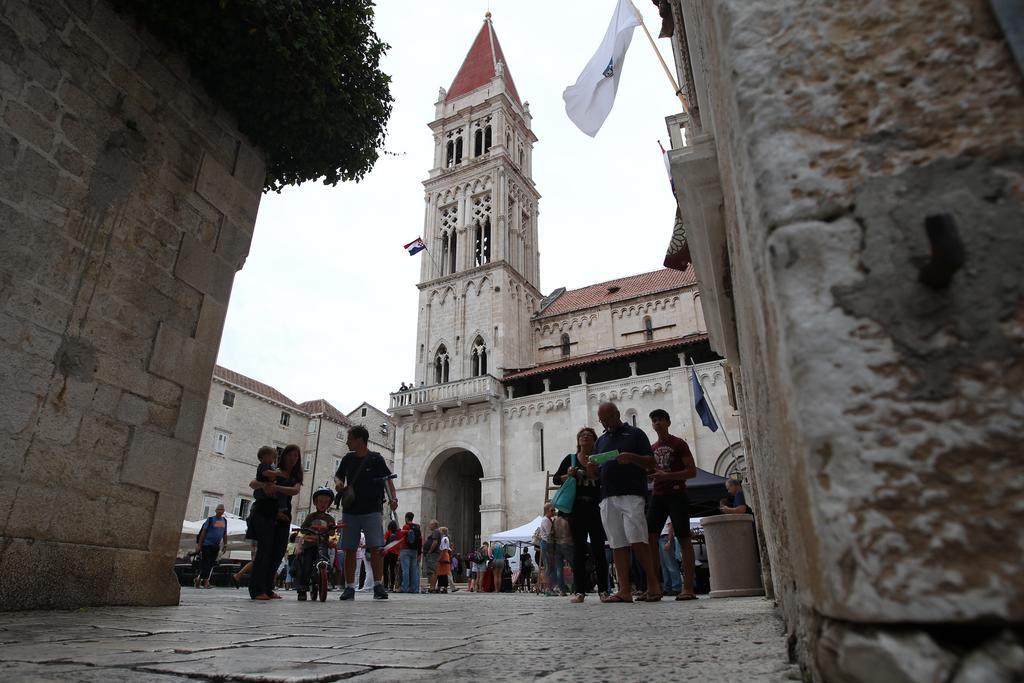 Apartments Toni Trogir Bagian luar foto